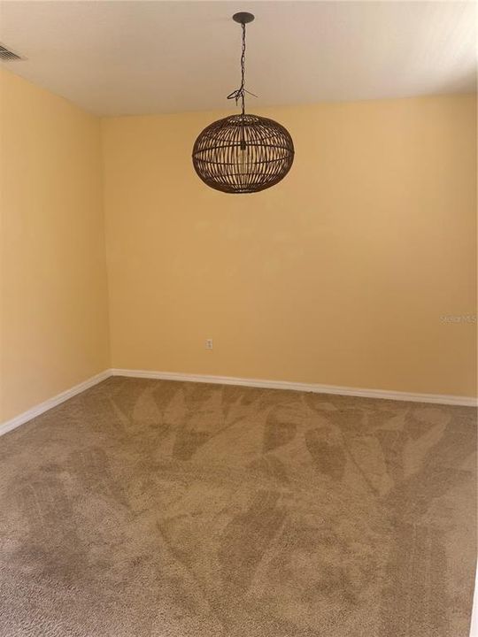 待售: $335,000 (4 贝兹, 2 浴室, 2041 平方英尺)