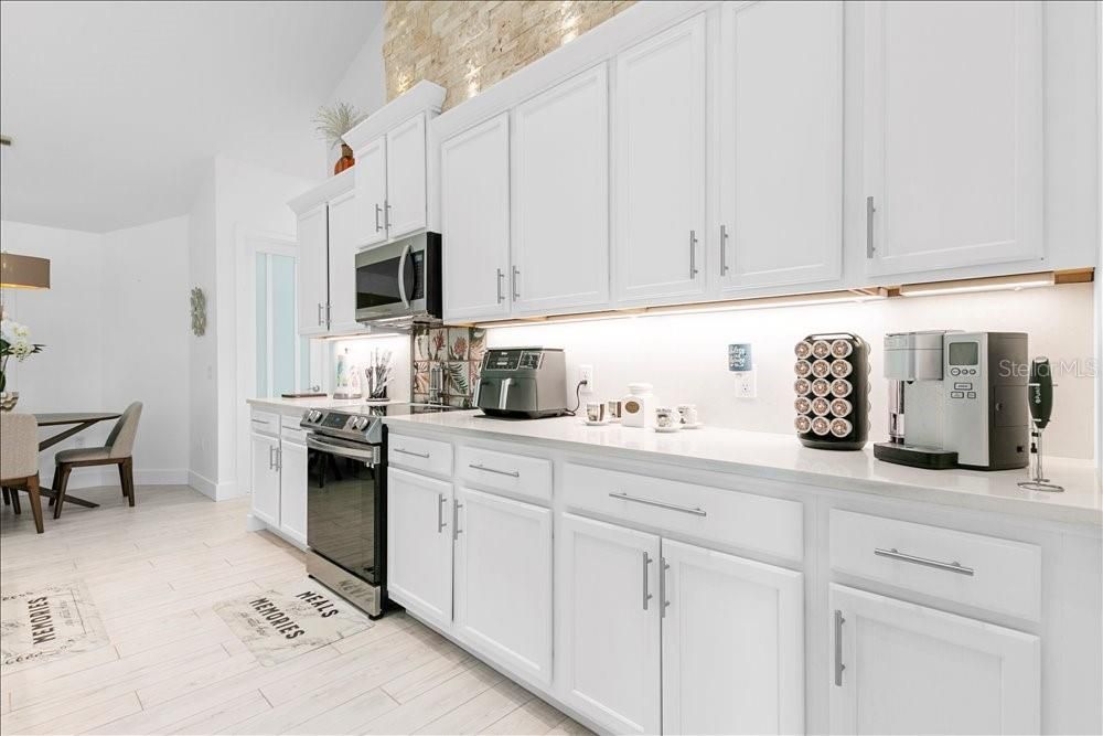 For Sale: $569,900 (4 beds, 2 baths, 1992 Square Feet)