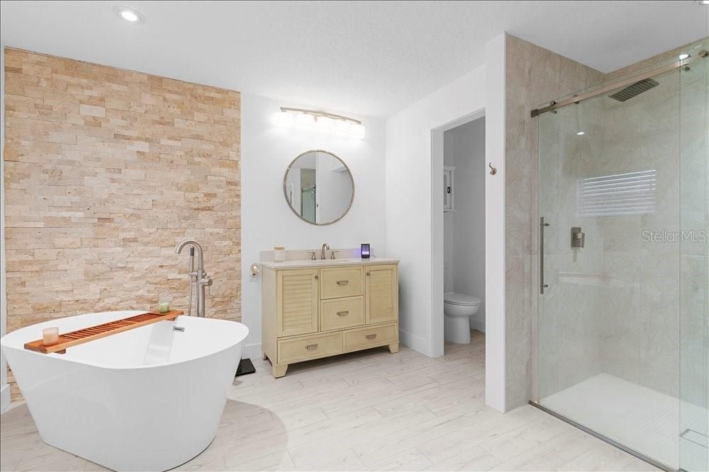 For Sale: $569,900 (4 beds, 2 baths, 1992 Square Feet)