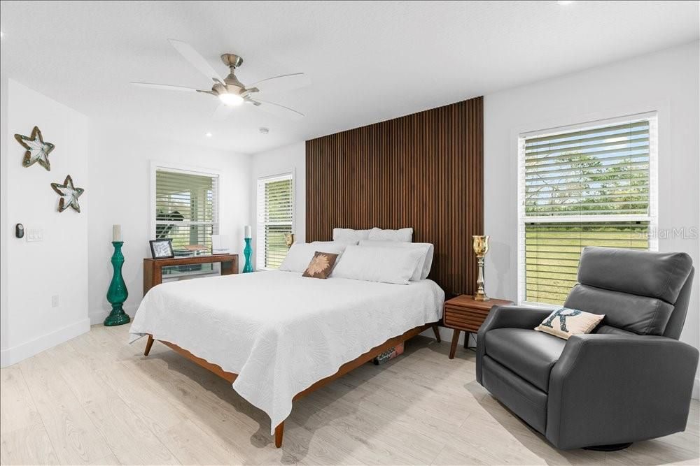 For Sale: $569,900 (4 beds, 2 baths, 1992 Square Feet)