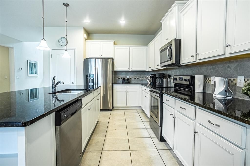 待售: $679,000 (8 贝兹, 6 浴室, 4041 平方英尺)