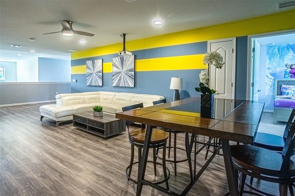 待售: $679,000 (8 贝兹, 6 浴室, 4041 平方英尺)