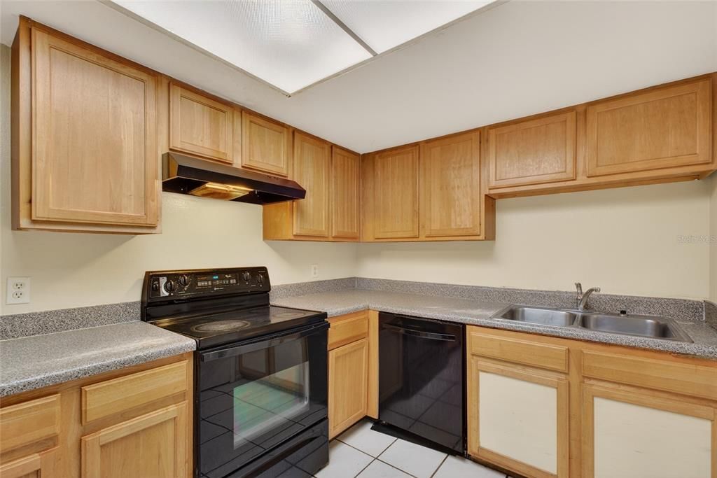 For Sale: $173,900 (2 beds, 2 baths, 905 Square Feet)