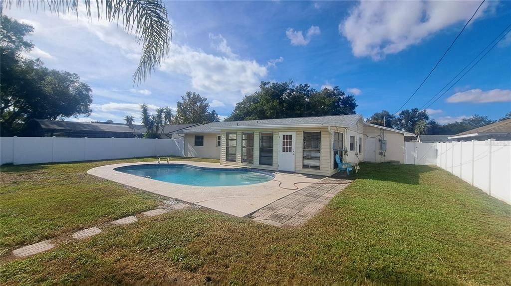 For Rent: $2,400 (3 beds, 2 baths, 1289 Square Feet)