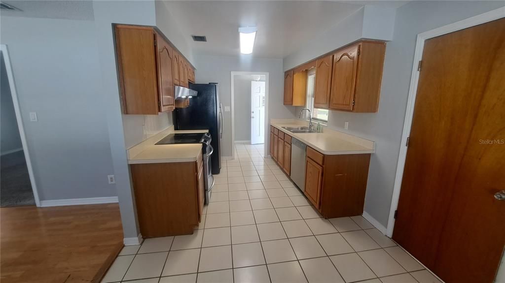 For Rent: $2,400 (3 beds, 2 baths, 1289 Square Feet)