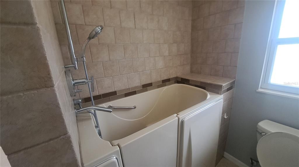 For Rent: $2,400 (3 beds, 2 baths, 1289 Square Feet)