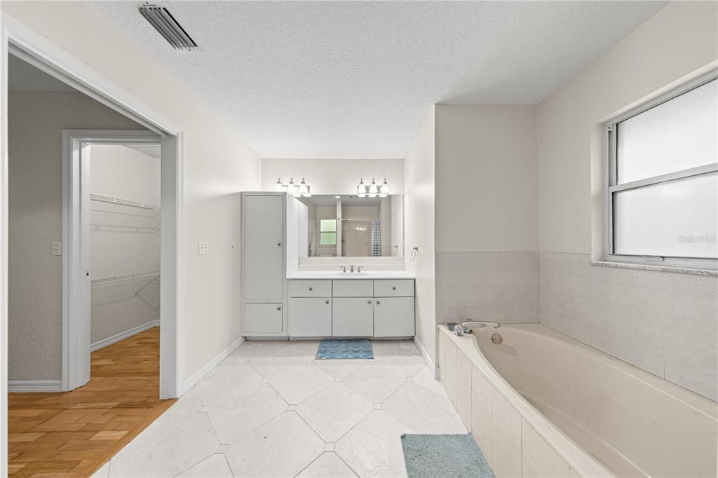 For Sale: $449,000 (3 beds, 2 baths, 1921 Square Feet)