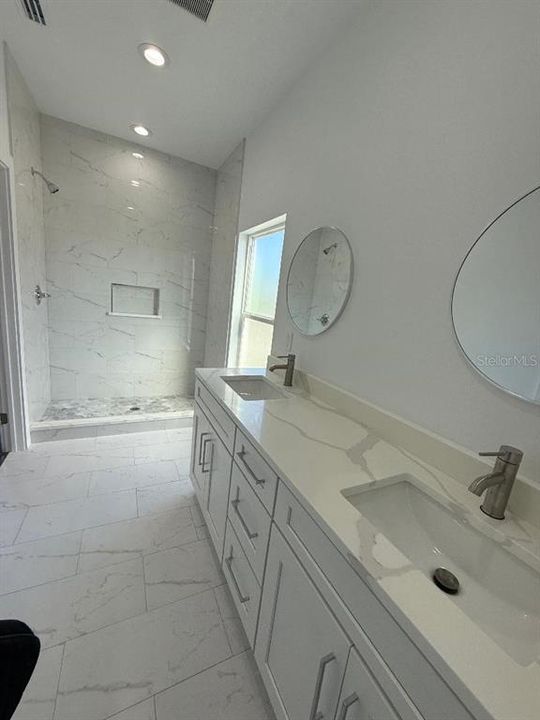 En Renta: $3,200 (4 camas, 3 baños, 2000 Pies cuadrados)