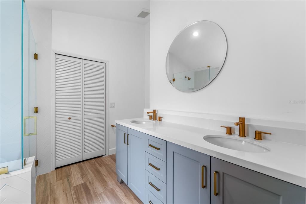 出租: $3,100 (4 贝兹, 2 浴室, 2409 平方英尺)