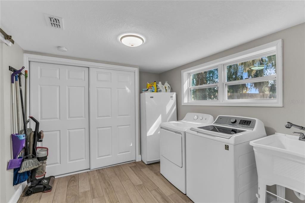 На продажу: $345,000 (3 спален, 2 ванн, 2056 Квадратных фут)