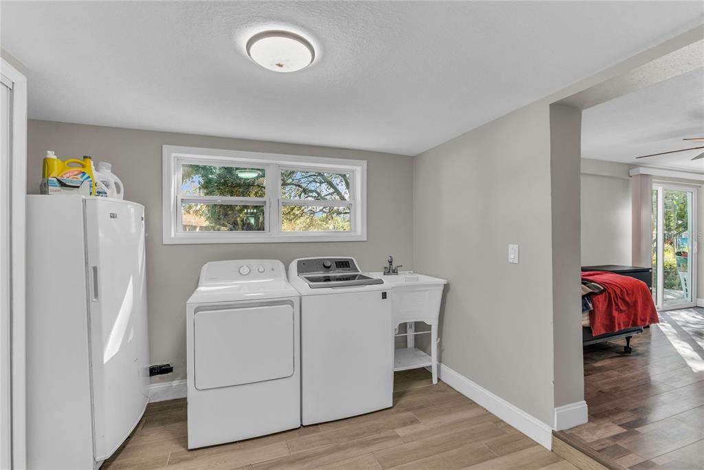 На продажу: $345,000 (3 спален, 2 ванн, 2056 Квадратных фут)