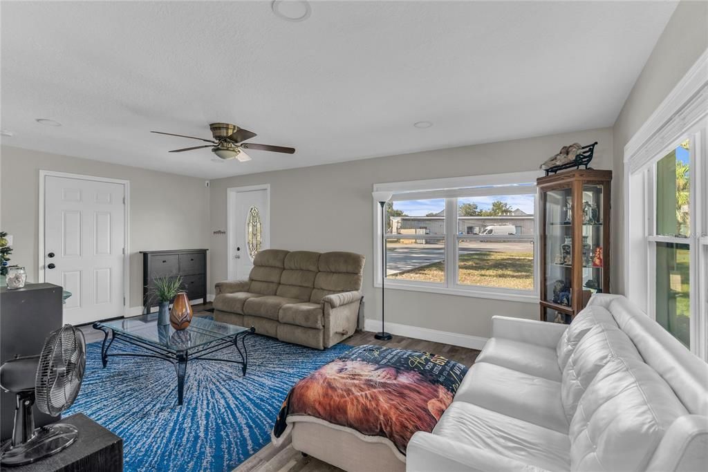 На продажу: $345,000 (3 спален, 2 ванн, 2056 Квадратных фут)