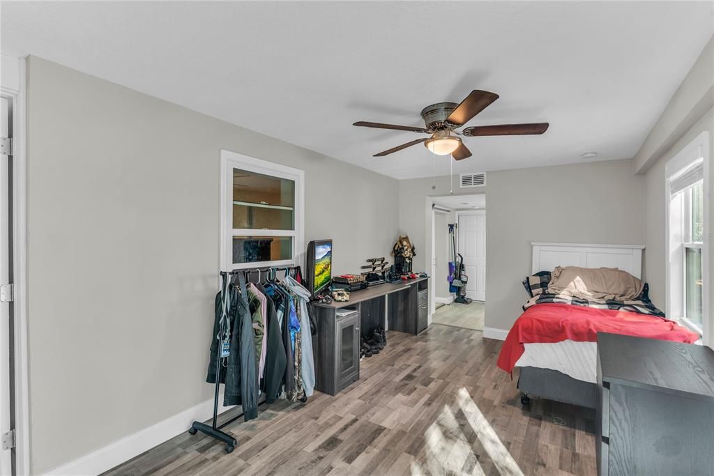 На продажу: $345,000 (3 спален, 2 ванн, 2056 Квадратных фут)