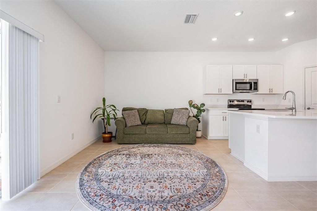 For Sale: $290,000 (3 beds, 2 baths, 1373 Square Feet)