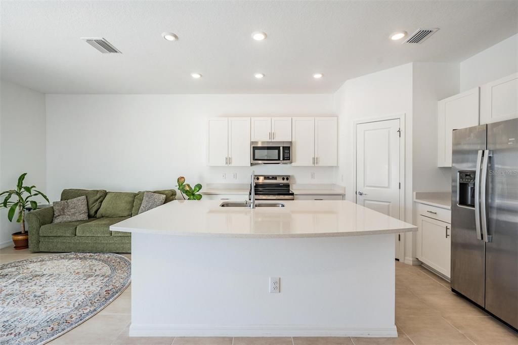 For Sale: $290,000 (3 beds, 2 baths, 1373 Square Feet)