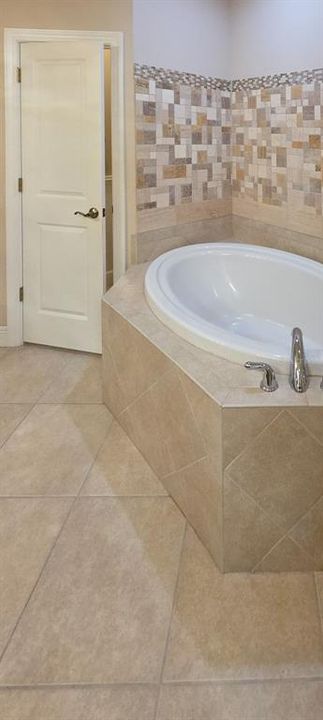 For Rent: $2,600 (3 beds, 2 baths, 2286 Square Feet)