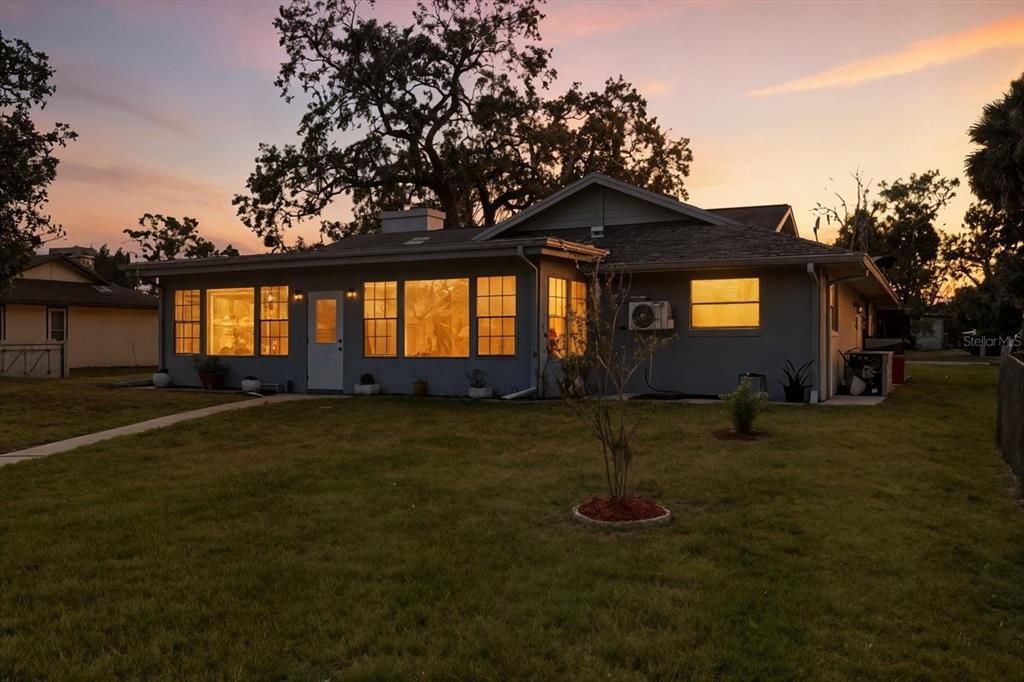 En Venta: $569,000 (3 camas, 2 baños, 2202 Pies cuadrados)