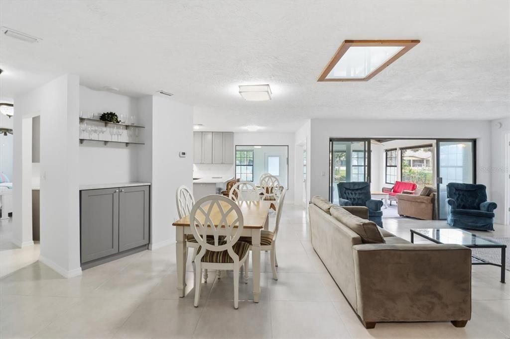 En Venta: $569,000 (3 camas, 2 baños, 2202 Pies cuadrados)