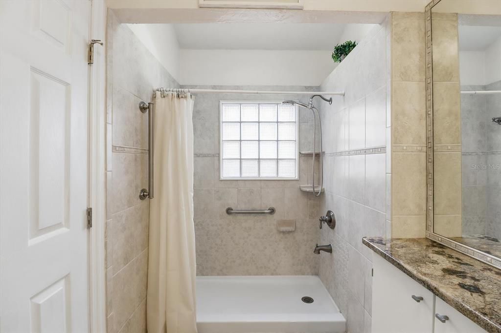 En Venta: $569,000 (3 camas, 2 baños, 2202 Pies cuadrados)