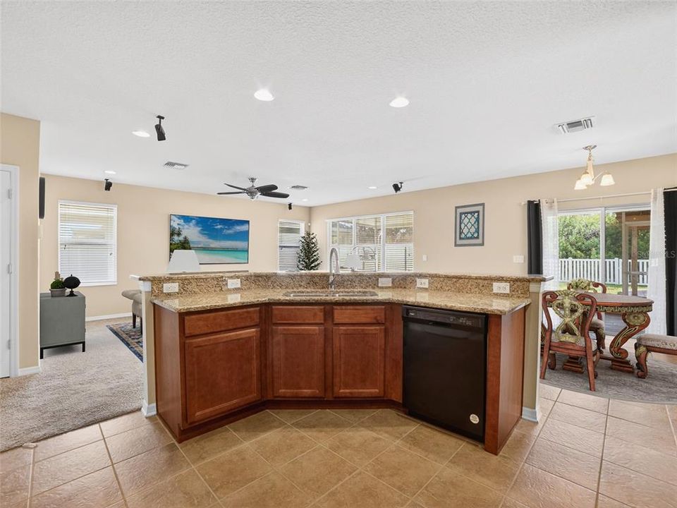 На продажу: $465,000 (5 спален, 2 ванн, 2734 Квадратных фут)