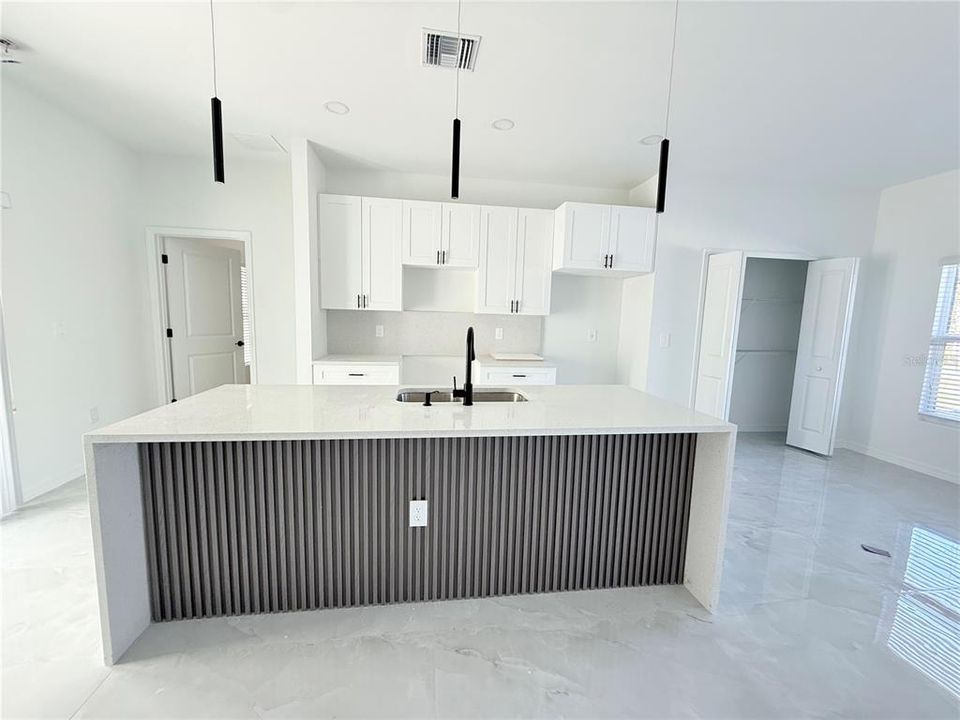 En Venta: $325,000 (3 camas, 2 baños, 1406 Pies cuadrados)