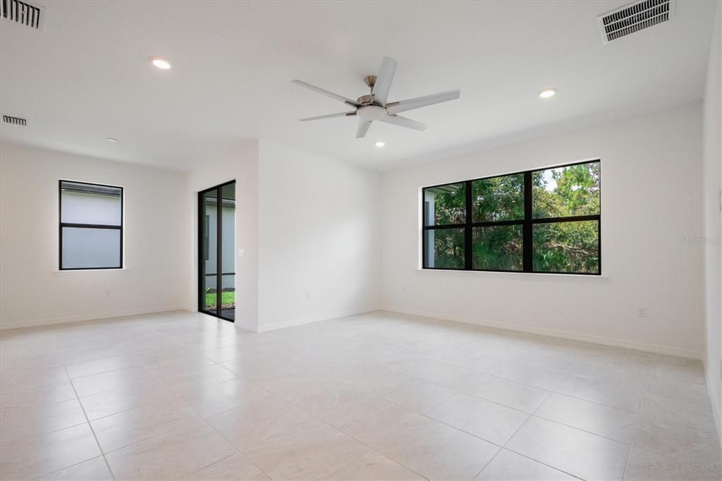 En Venta: $420,000 (4 camas, 2 baños, 1850 Pies cuadrados)