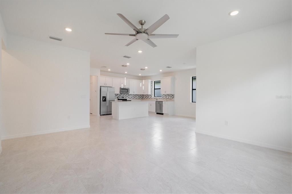 En Venta: $420,000 (4 camas, 2 baños, 1850 Pies cuadrados)