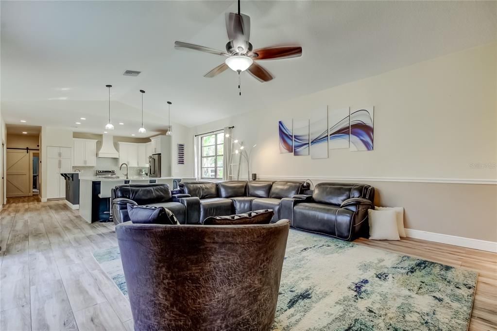 En Venta: $975,000 (5 camas, 4 baños, 3382 Pies cuadrados)