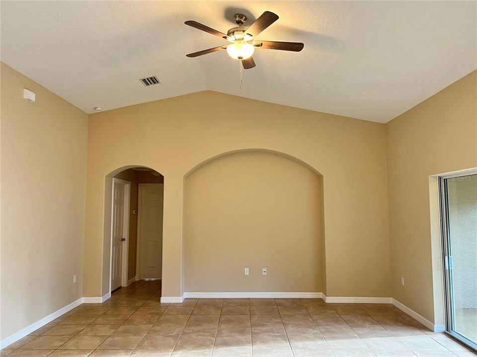 En Renta: $2,200 (4 camas, 2 baños, 2208 Pies cuadrados)