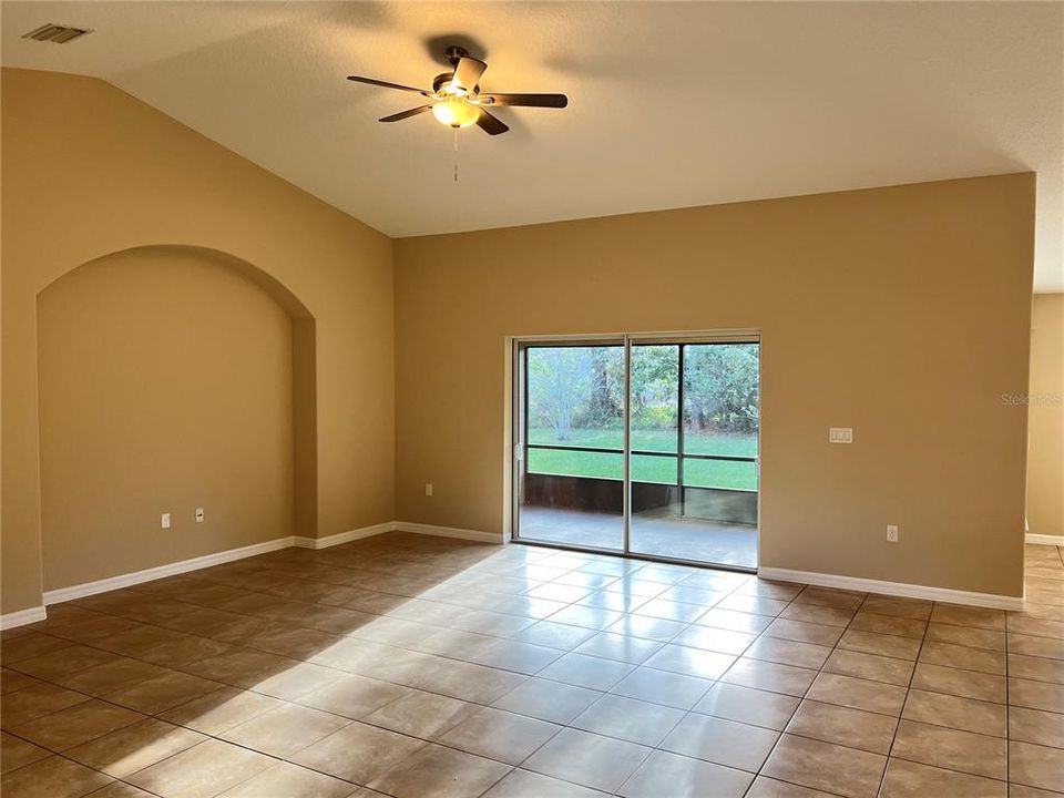 En Renta: $2,200 (4 camas, 2 baños, 2208 Pies cuadrados)