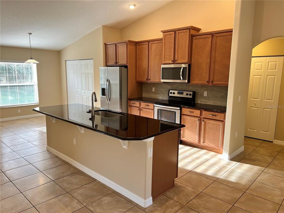 En Renta: $2,200 (4 camas, 2 baños, 2208 Pies cuadrados)