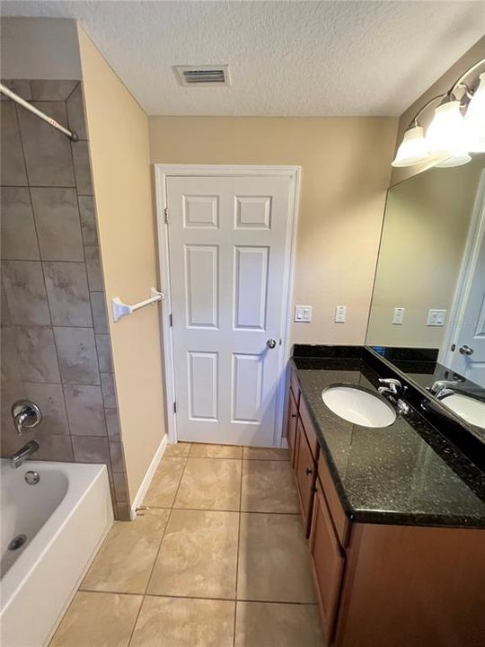 En Renta: $2,200 (4 camas, 2 baños, 2208 Pies cuadrados)