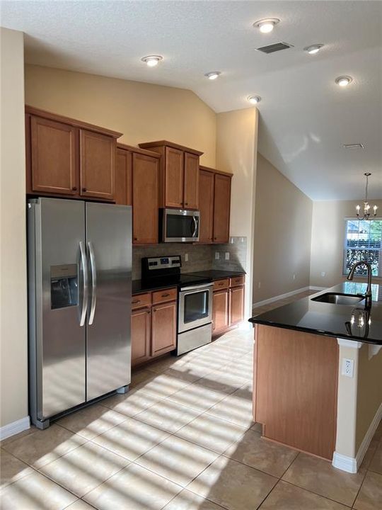 En Renta: $2,200 (4 camas, 2 baños, 2208 Pies cuadrados)