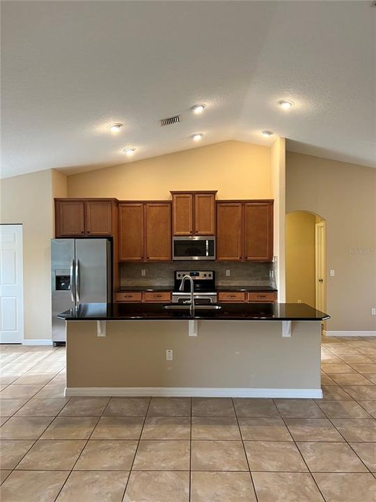 En Renta: $2,200 (4 camas, 2 baños, 2208 Pies cuadrados)