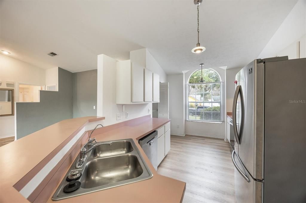 En Venta: $285,000 (3 camas, 2 baños, 1385 Pies cuadrados)