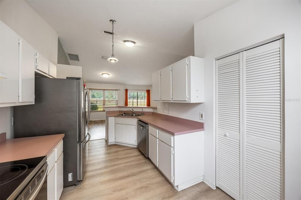 En Venta: $285,000 (3 camas, 2 baños, 1385 Pies cuadrados)