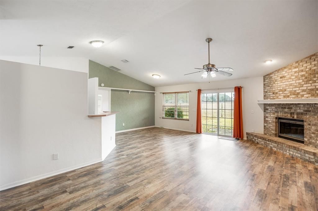 En Venta: $285,000 (3 camas, 2 baños, 1385 Pies cuadrados)