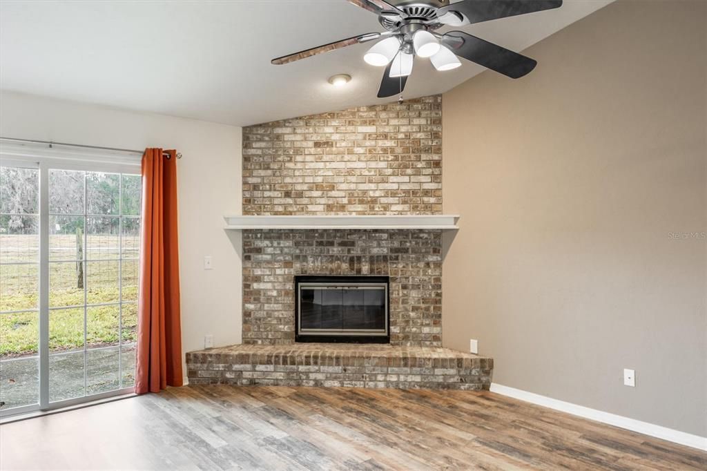 En Venta: $285,000 (3 camas, 2 baños, 1385 Pies cuadrados)