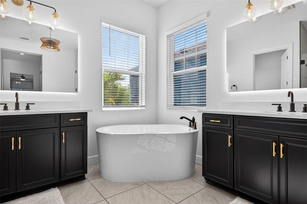 En Venta: $795,000 (3 camas, 3 baños, 2558 Pies cuadrados)