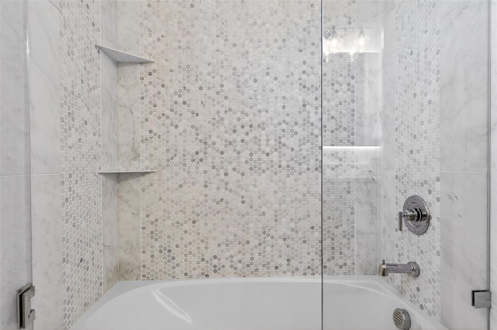 En Venta: $795,000 (3 camas, 3 baños, 2558 Pies cuadrados)