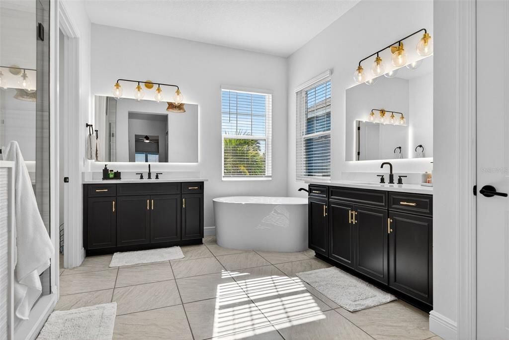 En Venta: $795,000 (3 camas, 3 baños, 2558 Pies cuadrados)