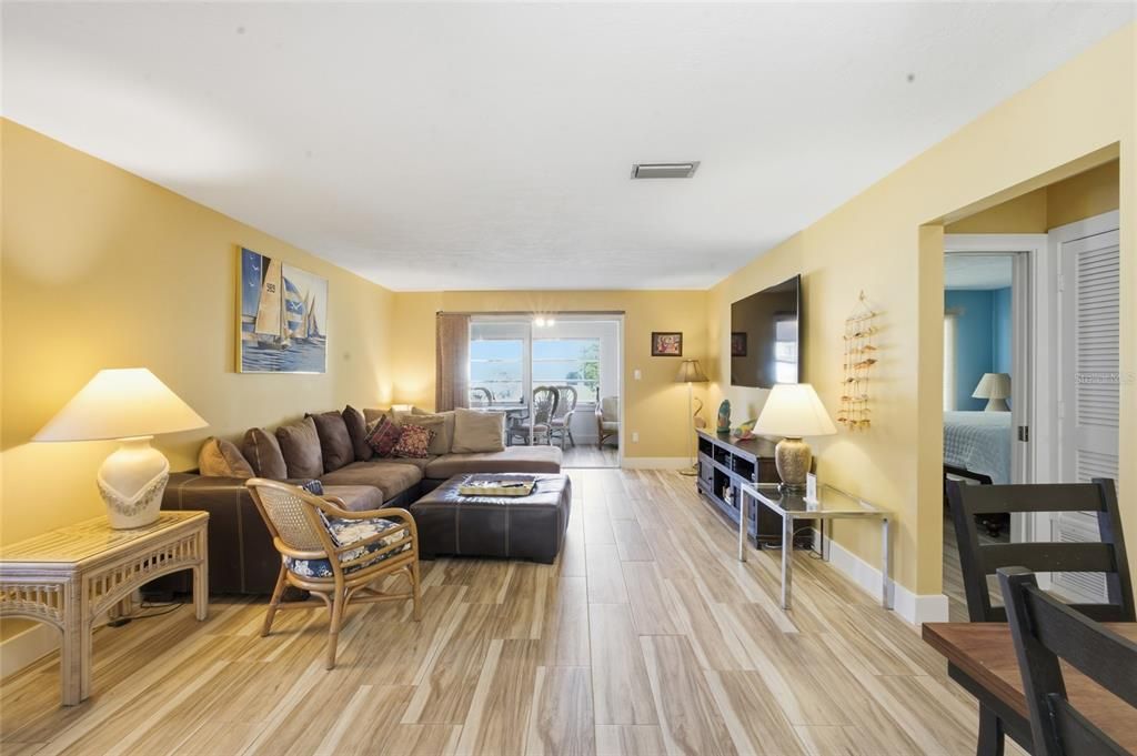 For Sale: $580,000 (2 beds, 2 baths, 1165 Square Feet)