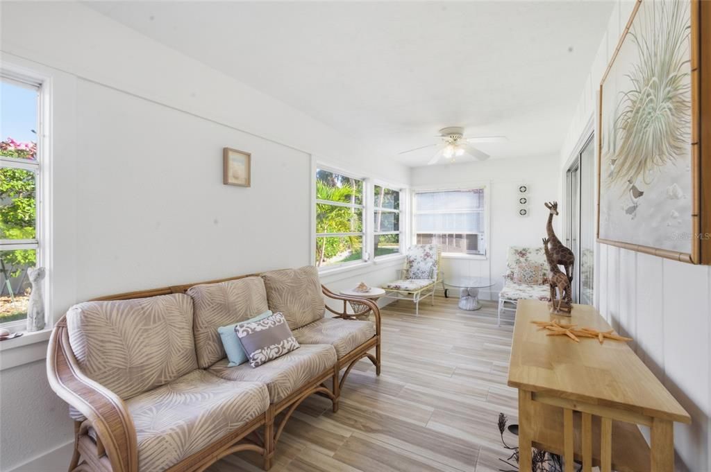 For Sale: $580,000 (2 beds, 2 baths, 1165 Square Feet)