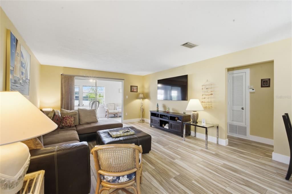 For Sale: $580,000 (2 beds, 2 baths, 1165 Square Feet)