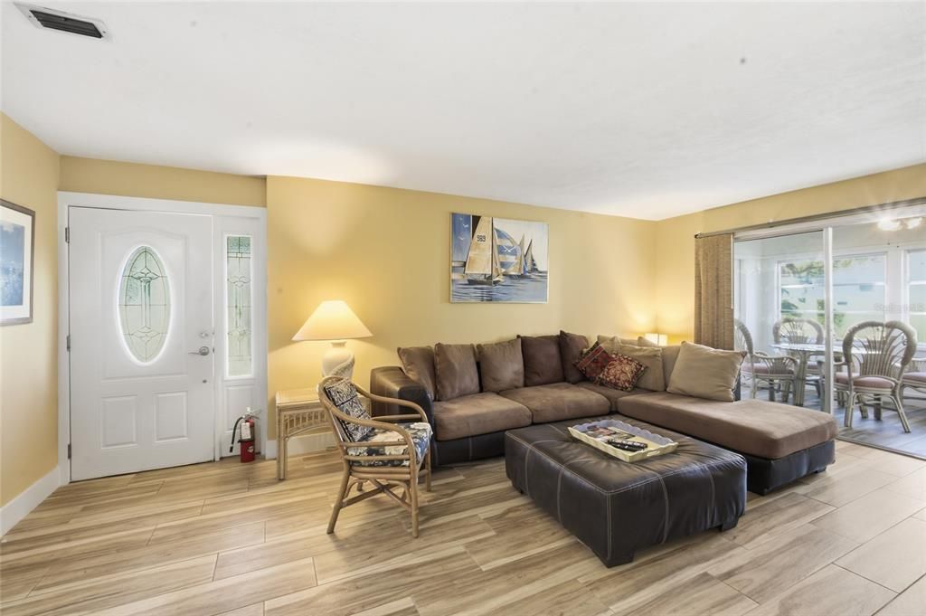 For Sale: $580,000 (2 beds, 2 baths, 1165 Square Feet)