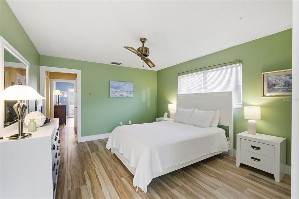 For Sale: $580,000 (2 beds, 2 baths, 1165 Square Feet)