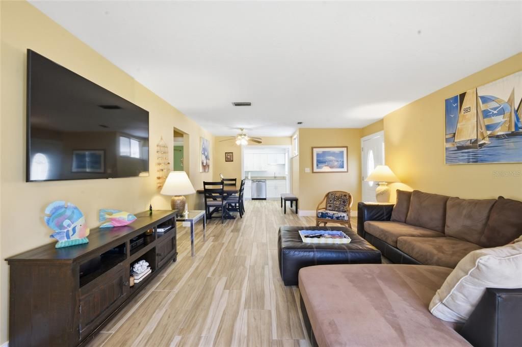 For Sale: $580,000 (2 beds, 2 baths, 1165 Square Feet)