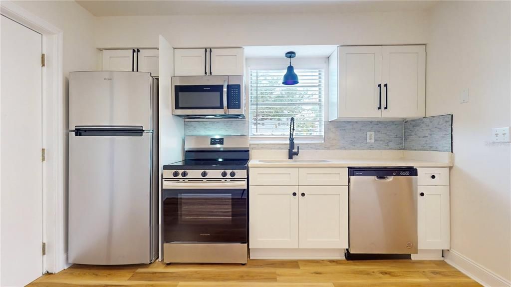 На продажу: $445,000 (4 спален, 0 ванн, 1500 Квадратных фут)