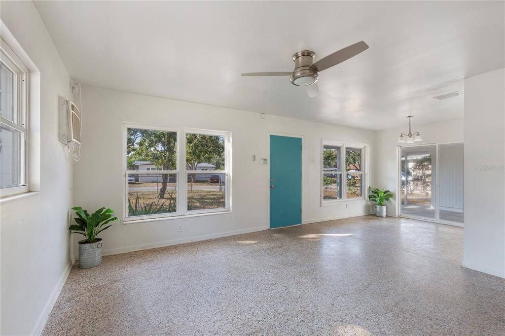 For Sale: $299,990 (3 beds, 1 baths, 1118 Square Feet)