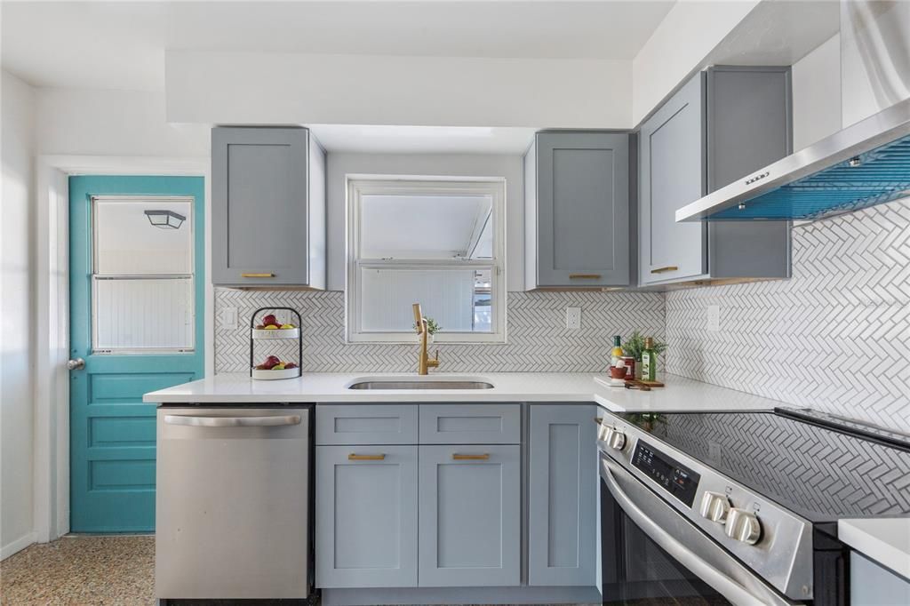 For Sale: $299,990 (3 beds, 1 baths, 1118 Square Feet)